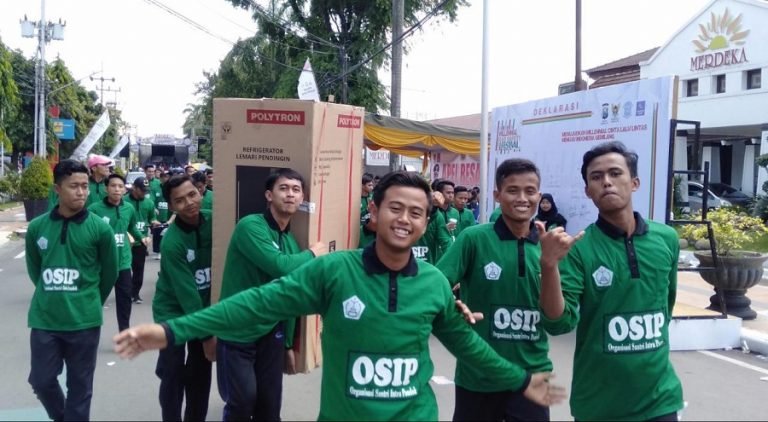 Santri Millennial Meriahkan Jalan Sehat di Kota Kediri